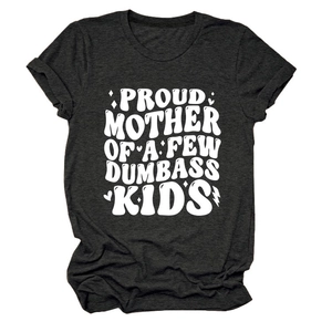 Dettaglio della t-shirt grigia girocollo con scritta Proud Mother of a Few Dumbass Kids
