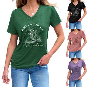 Détail de t-shirts col V montrant l'imprimé fleurs et livres en vert noir rose et violet