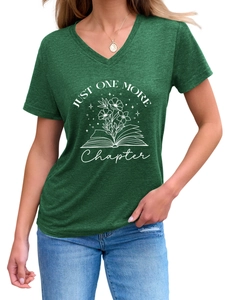 Détail d'un t-shirt col V à manches courtes avec imprimé floral 'JUST ONE MORE CHAPTER'