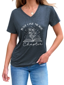 Gros plan de l'imprimé Just One More Chapter sur un t-shirt gris anthracite à col en V
