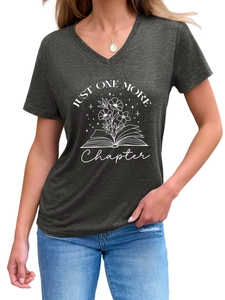 Détail d'un t-shirt gris col en V avec imprimé floral de livre Just One More Chapter