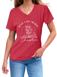 Détail du t-shirt rouge à col en V avec impression Just One More Chapter et fleurs