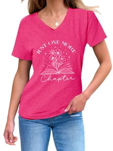 Détail de l'imprimé livre et fleurs sur T-shirt rose col V Just One More Chapter
