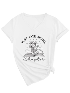 Détail du t-shirt blanc à col en V avec texte Just One More Chapter et dessin de fleurs