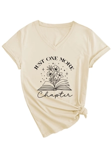 Détail du t-shirt beige à col en V avec imprimé fleurs et livre et ourlet noué
