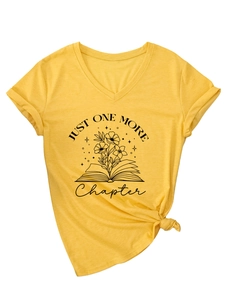 Détail du t-shirt jaune col en V avec imprimé fleurs de livre et manches roulées