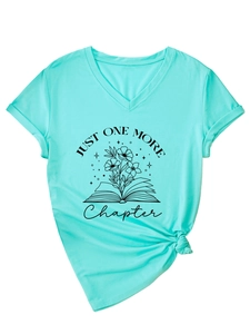 Détail du t-shirt vert menthe à col en V avec imprimé floral 'Just One More Chapter'