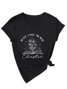 Détail du t-shirt col en V avec imprimé floral Just One More Chapter et livre