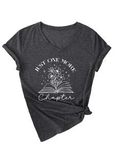 Détail du t-shirt gris foncé col en V avec imprimé floral et nœud élégant à l'ourlet