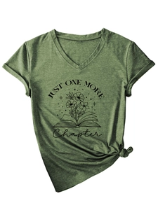 Détail de l'imprimé Just One More Chapter sur un t-shirt col V vert mousse à manches courtes