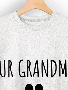 Détail du sweat à col rond gris clair avec imprimé Fur Grandma sur textile chiné