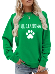 Détail du sweat vert Fur Grandma avec poignets côtelés et texture en coton doux