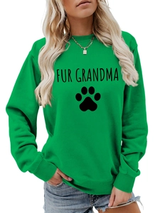 Détail du sweat-shirt vert citron avec texte FUR GRANDMA et motif d'empreinte de patte