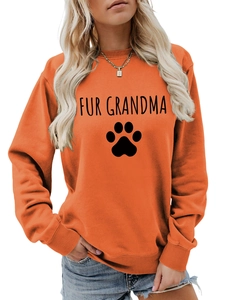 Détails des poignets côtelés du sweat orange vif Fur Grandma avec motif patte de chien