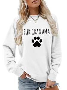 Détail du sweat en coton blanc avec texte noir FUR GRANDMA et imprimé de patte d'animal