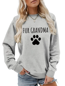 Gros plan du texte Fur Grandma et de l'empreinte de patte sur le sweat gris