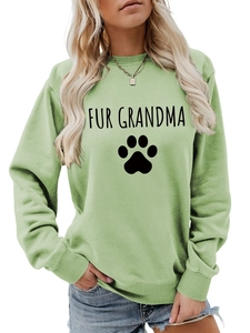 Détail du sweat-shirt vert clair Fur Grandma avec col rond et tissu en maille douce