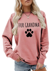 Détail du sweat rose 'FUR GRANDMA' avec col rond côtelé et motif de patte noire