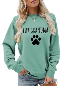 Détail du sweat vert sauge avec poignets côtelés et motif noir imprimé Fur Grandma