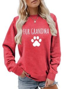 Détail du sweat-shirt rouge avec texte blanc Fur Grandma et motifs de pattes d'animaux