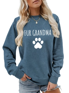 Détails des poignets côtelés et du col sur le sweat-shirt bleu Fur Grandma