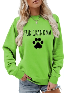 Détail du sweat-shirt vert vif avec texte Fur Grandma et motif d'empreinte de patte