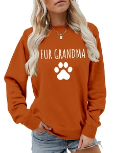 Détail du sweat à col rond orange avec imprimé blanc Fur Grandma et motif de patte