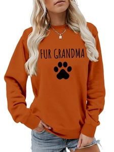 Détail du sweat Fur Grandma orange rouille avec motif de patte et poignets côtelés