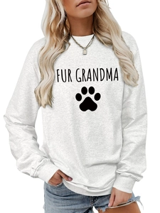 Détail de l'imprimé Fur Grandma et patte sur sweat gris à manches longues et col rond