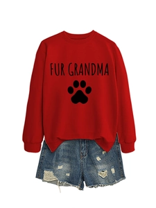 Détail du sweat rouge avec imprimé Fur Grandma et short en jean bleu délavé