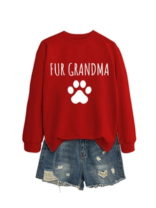 Vue à plat du sweat rouge Fur Grandma et short en jean vieilli avec empreinte de patte
