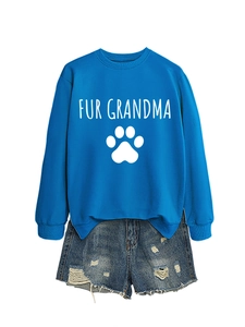 Détail du sweat bleu Fur Grandma avec texte empreinte de patte et mini-short en jean déchiré