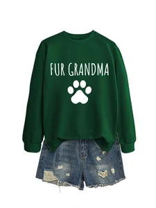 Détail du sweat-shirt vert foncé avec imprimé Fur Grandma et short en jean déchiré