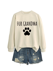 Mise à plat du sweat blanc cassé FUR GRANDMA et short en jean bleu délavé