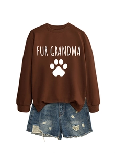 Détail du sweat Fur Grandma marron assorti avec un short en jean délavé et usé