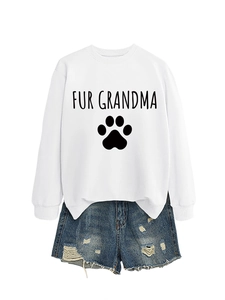 Détail d'un sweat blanc avec imprimé Fur Grandma et un short en jean délavé