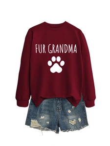 Détail du sweat bordeaux Fur Grandma montrant l'impression de qualité et le coton doux