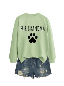 Détail du sweat vert menthe avec texte Fur Grandma et motif patte sur fond blanc