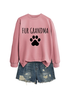 Sweat rose Fur Grandma avec empreinte de patte assorti à un short en jean usé