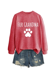 Mise à plat du sweat rouge brique avec imprimé Fur Grandma et short en jean vieilli