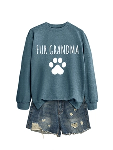 Détail du sweat Fur Grandma bleu vintage avec poignets côtelés et motif empreinte de patte