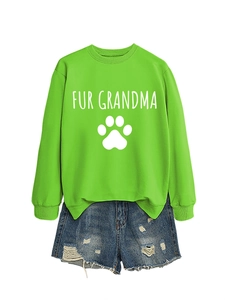 Détail d'un sweat vert vif avec le texte Fur Grandma et un graphisme de patte mignon