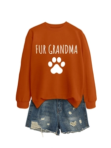 Sweat-shirt orange caramel avec texte FUR GRANDMA et short en jean style plat lay