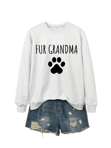 Détail du sweat gris Fur Grandma avec empreinte de patte et col rond classique