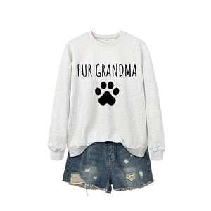 Sweat gris à manches longues Fur Grandma avec empreintes de pattes et short en jean