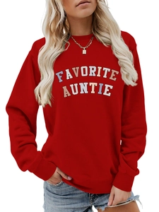 Dettaglio della felpa rossa girocollo con scritta Favorite Auntie e polsini a costine