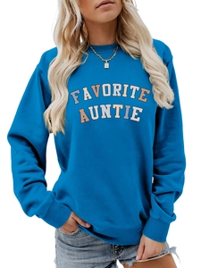 Dettaglio felpa blu girocollo con scritta Favorite Auntie e polsini a coste