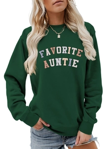 Dettaglio del girocollo e della scritta colorata Favorite Auntie sulla felpa verde scuro