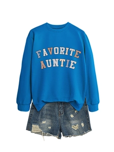 Dettaglio della felpa Favorite Auntie con scritte colorate e pantaloncini di jeans
