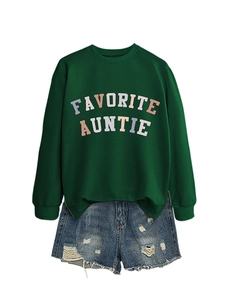 Piatto del pullover verde Favorite Auntie abbinato a pantaloncini in denim